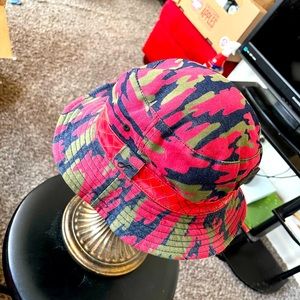 Reversible bucket hat 2-in-1